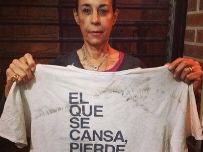 Antonieta Mendoza de López, mãe de Leopoldo López, com a camiseta que o opositor venezuelano usava antes de se entregar à polícia.