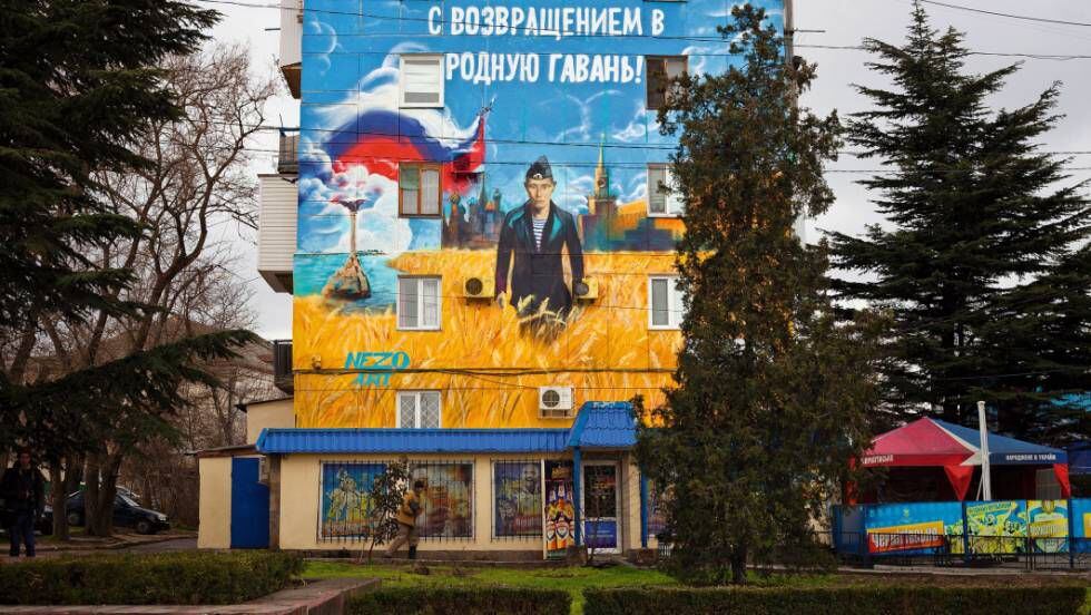 Um mural sobre Putin em Sebastopol: “Bem-vindo de volta ao porto da pátria”.