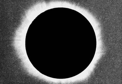 Primeiro eclipse solar fotografado no Chile, em 1893.