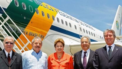 Sarney, Lula, Dilma, FHC e Collor antes de embarcarem para Johanesburgo.
