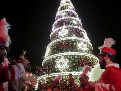 Uma banda interpreta durante a ignição do natal em Beirute.