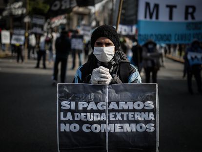 Manifestante protesta em Buenos Aires contra o pagamento da dívida, em 6 de maio.