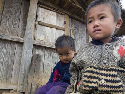 Crianças de um povoado do sul do Laos mostram apatia.
