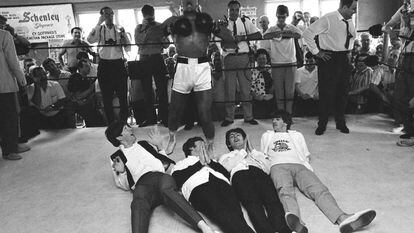 Muhammad Ali em 1964 com os Beatles, em Miami.