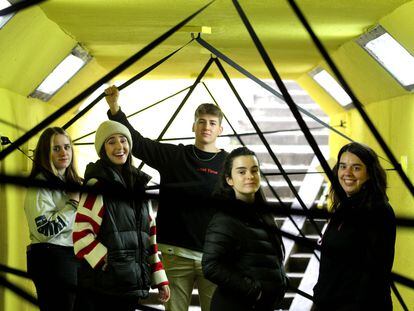 Los cinco alumnos de IDarte, de izquierda a derecha, Amaia Pidal, Andrea del Hoyo, Jakue Arruabarrena, Nerea Sanz y Eire Vila, en uno de los extremos del túnel intervenido.