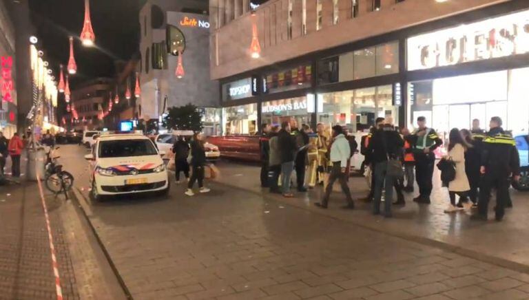 Agentes de polícia e transeuntes em Haia, depois do incidente.