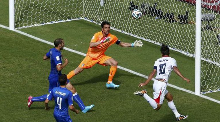 Bryan Ruiz marca o gol da Costa Rica.