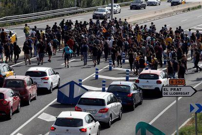 Manifestantes bloqueiam via de acesso ao aeroporto de Barcelona.