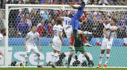 Pogba marca de cabeça o segundo gol da França.