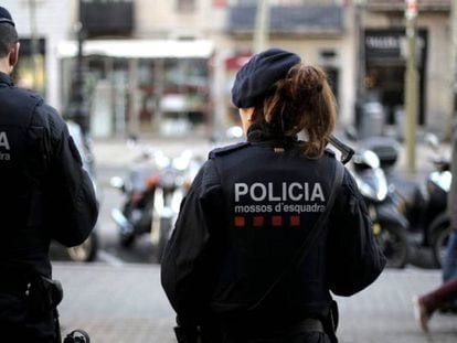 Dois polícias catalães nesta segunda-feira nas Ramblas de Barcelona.