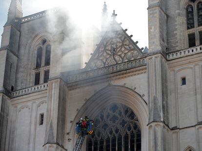 Bombeiros na catedral de Nantes.