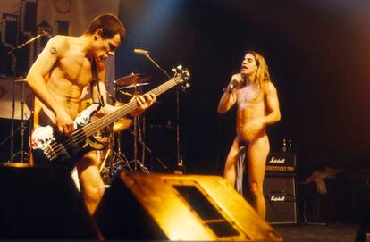 Flea e Anthony Kiedis tocam seminus, apenas com meias estrategicamente posicionadas, em 1985.