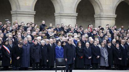 François Hollande e outros membros do Governo assistem à homenagem oficial às vítimas dos atentados jihadistas de Paris no pátio de armas do palácio dos Inválidos.