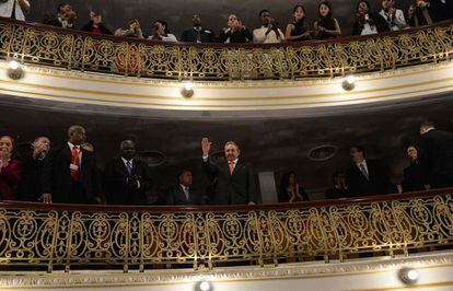 O presidente Raúl Castro presenció o discurso desde um dos palcos.