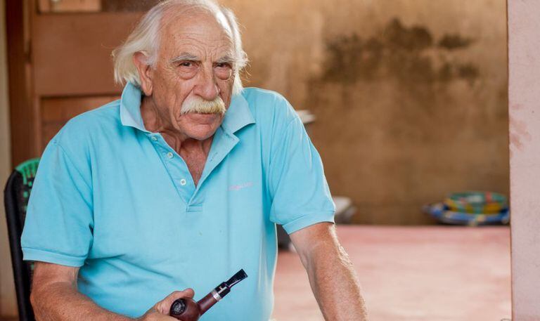 Sergio Adámoli posa em sua casa em Beleko, no Mali.