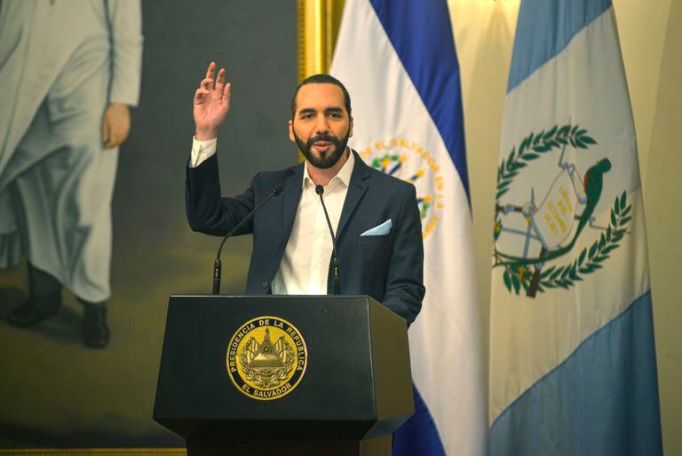 Bukele discursa durante ato público em El Salvador nesta segunda-feira.