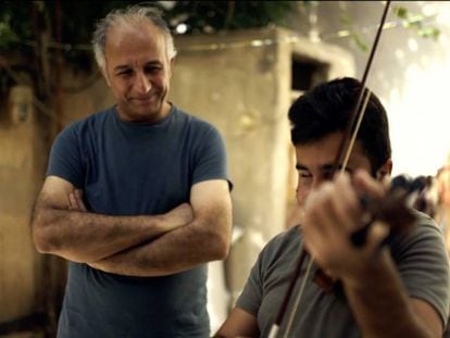 Gani Mirzo entrega na Síria um violino doado no País Basco.