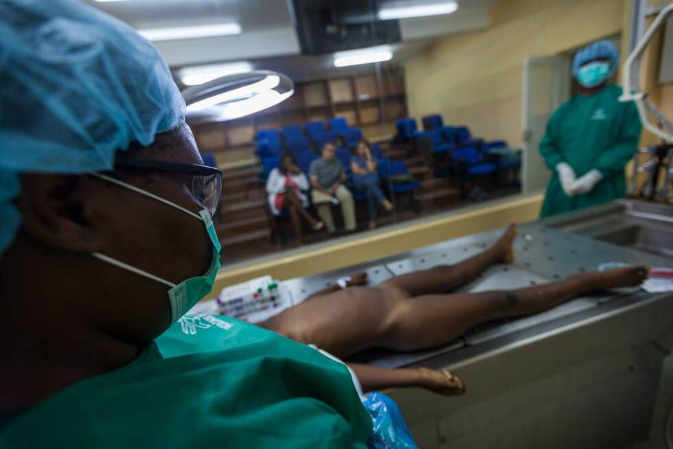 Os pesquisadores Cesaltina Ferreira, Quique Bassat e Clara Menéndez observam a autópsia minimamente invasiva de Marisa no Hospital Central de Maputo.