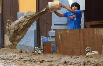 Morador tira água de uma casa em Trujillo (Peru).