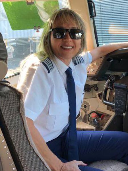 Jaqueline Ortolan Arraval é comandante pela empresa aérea Latam