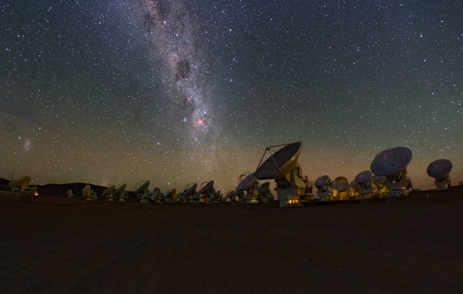 As antenas do telescópio ALMA, no deserto de Atacama (Chile). 