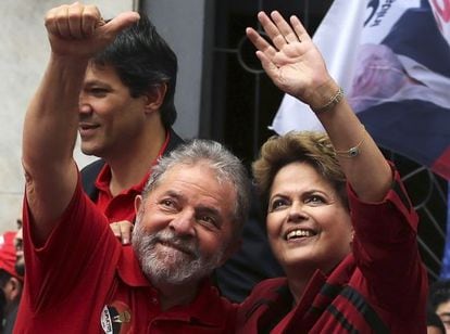 Dilma e Lula cumprimentam simpatizantes em São Paulo.