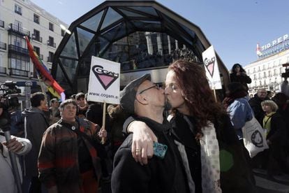 Carla Antonelli (à direita) é a única mulher transexual no Parlamento espanhol.
