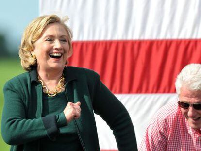 Hillary Clinton em Iowa, no domingo, junto de Bill Clinton.