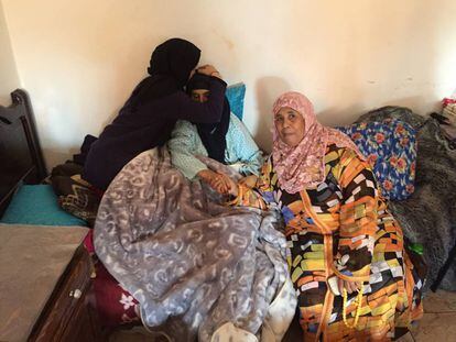 Fátima, paciente com câncer de útero, é beijada pela filha Leila e acompanhada por Khadija El Qorti, diretora do abrigo Jannat, nesta segunda-feira em Rabat.