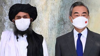O cofundador da milícia talibã, Abdul Ghani Baradar, e o ministro das Relações Exteriores chinês, Wang Yi, em sua reunião em Tianjin (China) em 28 de julho.