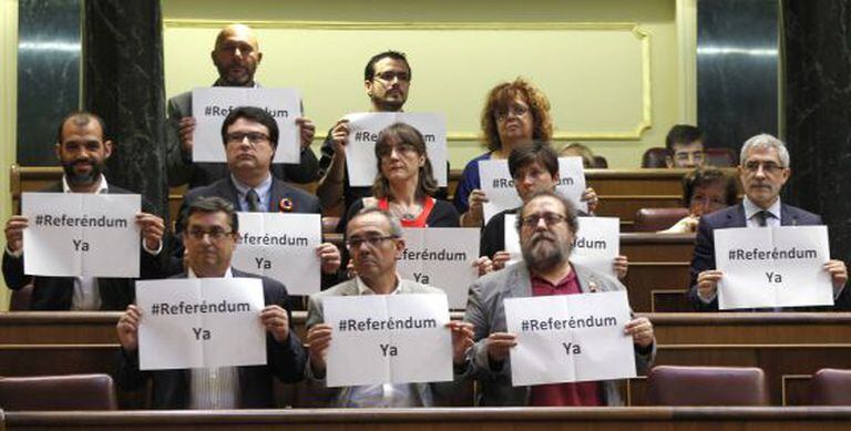 Deputados da Izquierda Plural pedem um referendo durante a votação.