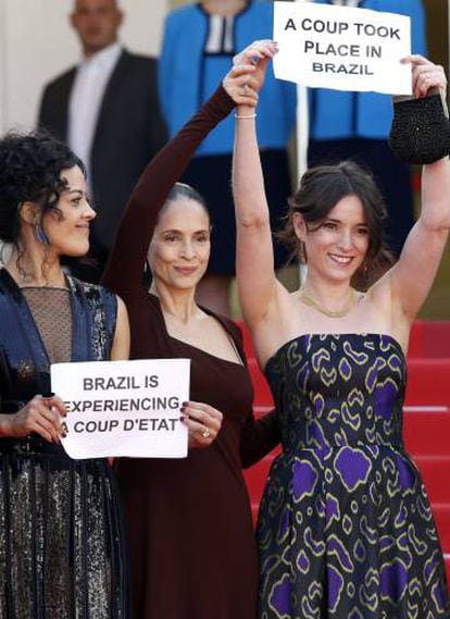 Protesto da equipe de 'Aquarius' em Cannes: 'Brasil vive um golpe de Estado'.