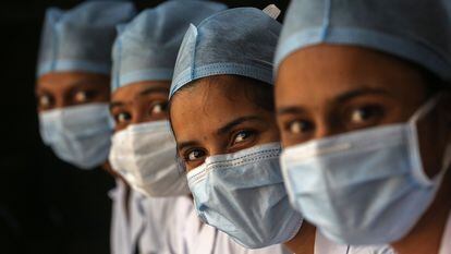 Trabalhadoras da saúde aguardam na fila para tomar a vacina contra a covid-19 em Mumbai, na Índia, em 30 de janeiro.