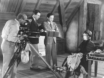 King Vidor e o produtor Irving Thalberg (segundo e terceiro, a partir da esquerda) assistem a um filmagem com Lillian Gish.