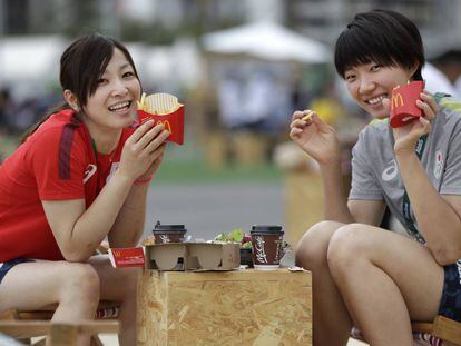 Atletas olímpicas japonesas comem no McDonald’s da Vila Olímpica.