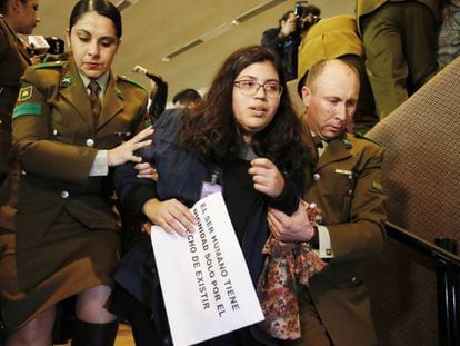 Polícia retira mulher que protestava contra a descriminalização do aborto.