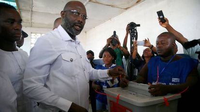 O ex-jogador de futebol George Weah vota no segundo turno das eleições presidenciais em Monrovia, na terça-feira