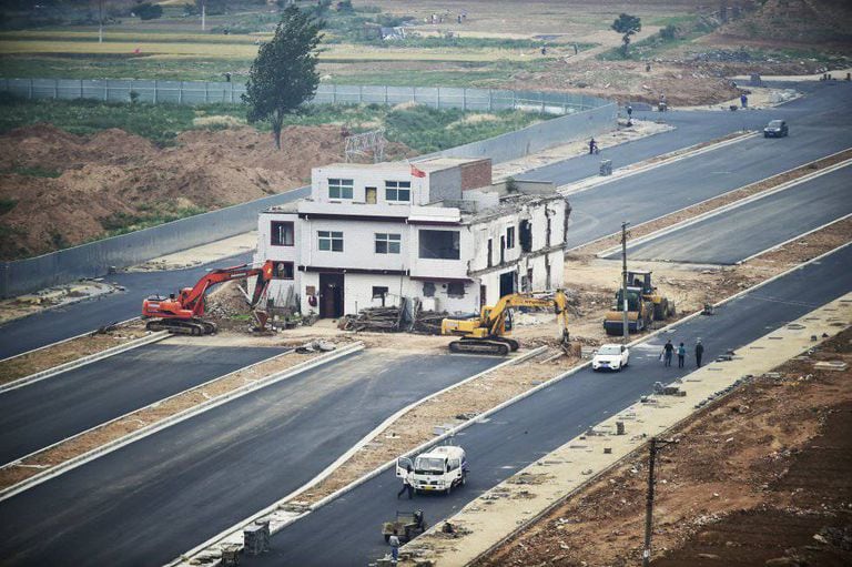 <a href="https://brasil.elpais.com/brasil/2017/09/18/album/1505749211_496302.html"><B>FOTOGALERÍA: As ‘casas prego’ ou como resistir a uma demolição durante 14 anos.</B></A>