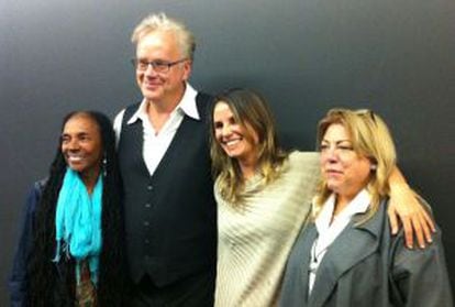 Tim Robbins e Petra Costa (no centro), depois da projeção de 'Elena' em Los Ángeles nesta terça-feira.
