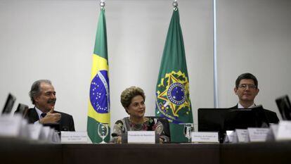 Rousseff entre os ministros Mercadante e Levy.