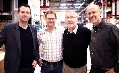 De esquerda para a direita: Jonas, Mathias, Ingvar (o pai e fundador da Ikea, que morreu no último dia 27) e Peter Kamprad.