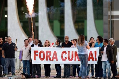 Manifestantes soltam fogos em frente ao STF.