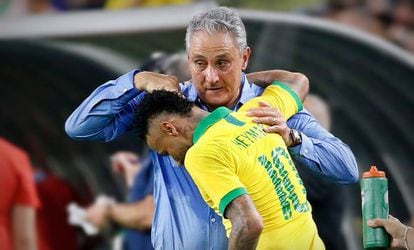 Tite cumprimenta Neymar em amistoso contra a Colômbia.