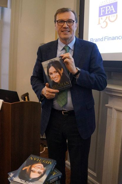 Andrew Morton, com a biografia de Meghan Markle em Londres em abril de 2018. 