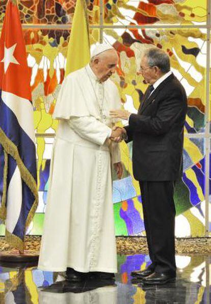 O papa Francisco e o presidente cubano Raúl Castro conversam durante uma troca de cumprimentos no Palácio da Revolução de Havana.