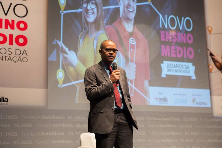 Ivan Siqueira, da Câmara de Educação Básica, durante palestra nesta sexta.