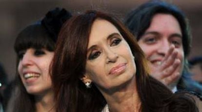 Cristina Fernández Kirchner, na frente de seus filhos, Máximo e Florencia.