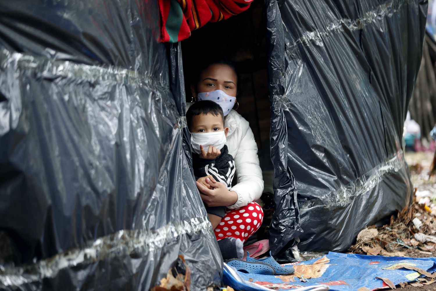 Cidadãos venezuelanos em um acampamento improvisado à margem de uma rodovia em Bogotá. 