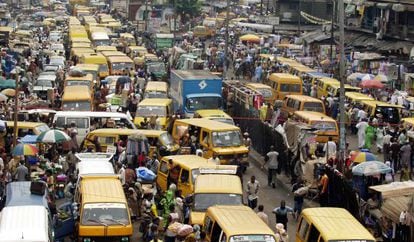 Carros e pedestres em Lagos, Nigéria.