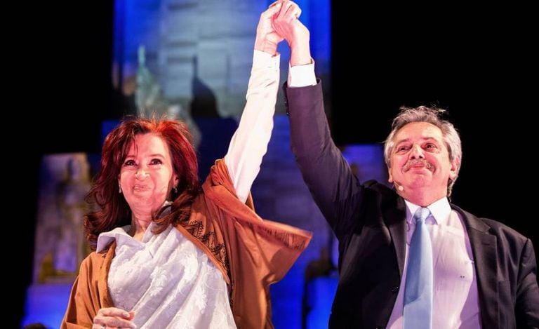 Cristina Fernández de Kirchner e Alberto Fernández no encerramento da campanha em Rosário.